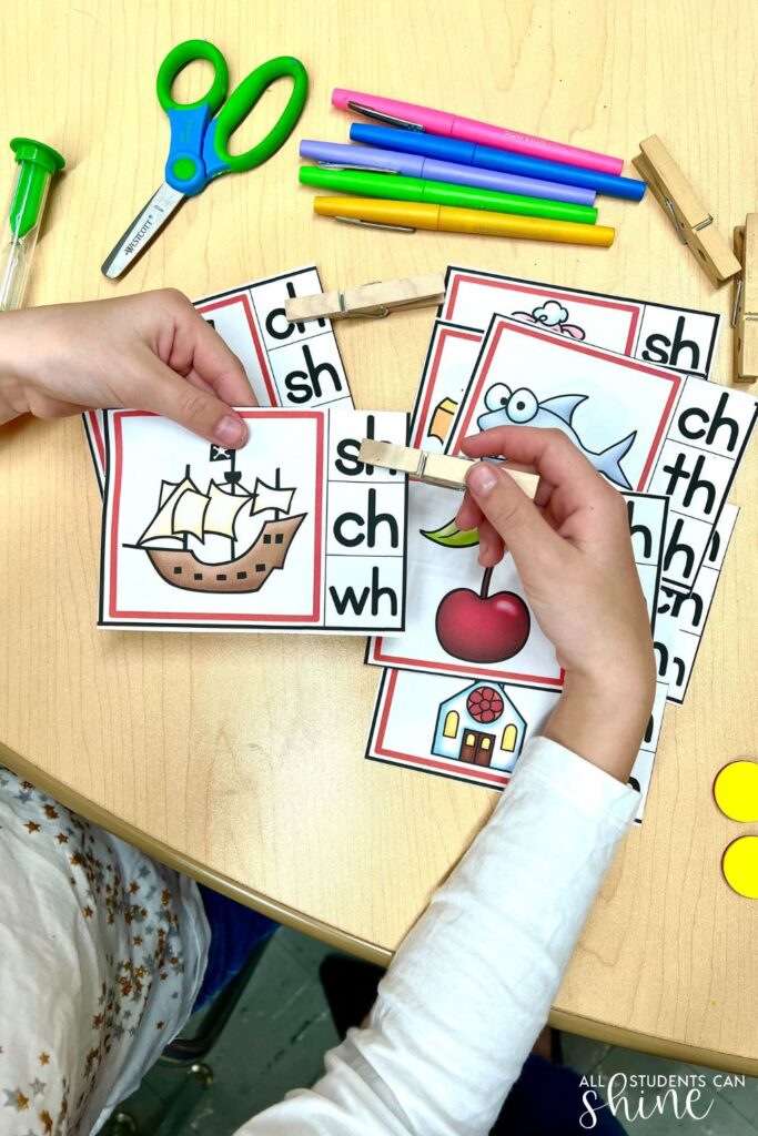     Beginning digraph clip cards with picture matching practice for hands on reading activities and phonics centers.
