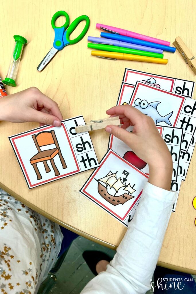     Digraph sound identification activity using clothespins and picture cards for hands on reading activities and early decoding skills.