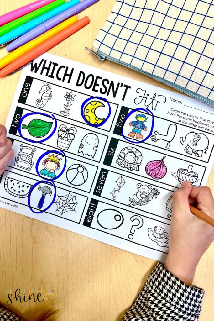 a printable phonics activity for identifying pictures that do not fit the phonics sound